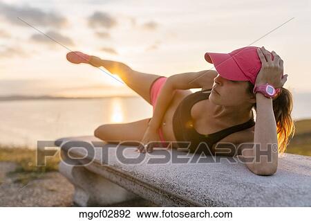 Junge Frau Machen Krafttraining Auf A Bank An Dass Meer