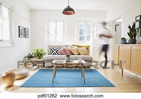 Uomo Cammina In Luminoso Vita Moderna Stanza In Un Vecchio Casa Paese Archivio Immagini Pdf Fotosearch