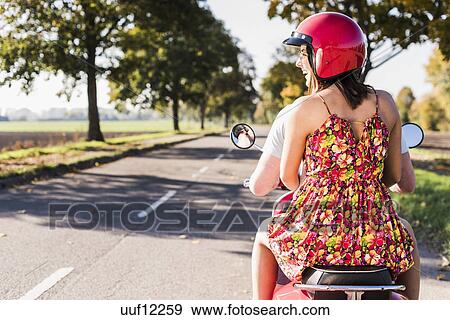 جذل الزوج الشاب دائرة إنتخابية دراجة المحرك عن طريق البلد ألبوم الصور Uuf12259 Fotosearch