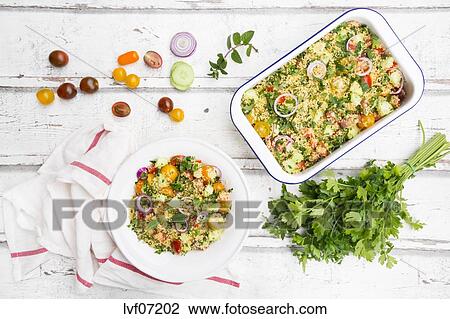 Couscous サラダ で トマト きゅうり パセリ そして ミント ストックイメージ Lvf072 Fotosearch