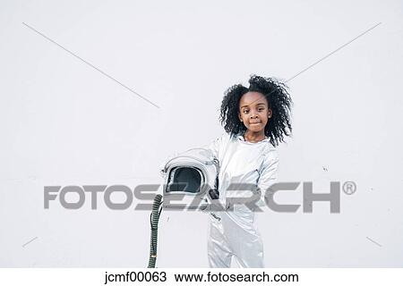 肖像画 の 女の子 身に着けていること 宇宙服 の前 白い背景 ストックイメージ Jcmf Fotosearch