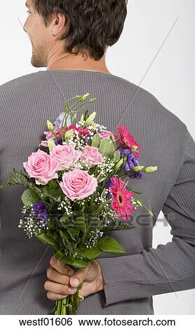 Jeune Homme Tenue Bouquet Fleurs Derrière Dos Sourire Gros Plan Banque De Photographies