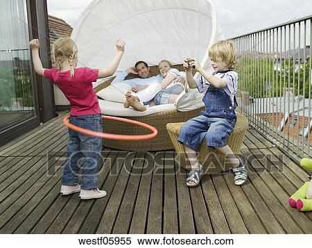 家族 上に バルコニー 子供たちが遊ぶ ストックフォト 写真素材 Westf Fotosearch