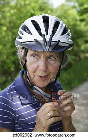 ドイツ Bavaria 年長の 女性 で 自転車ヘルメット 終わり ストックイメージ Tcf Fotosearch