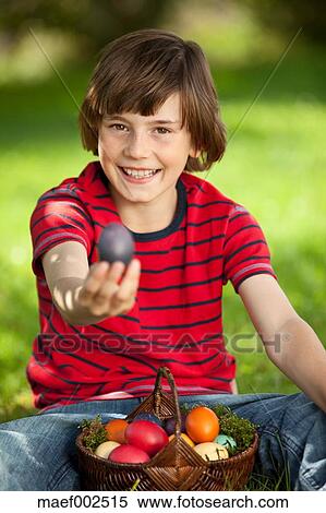 ドイツ 男の子 10 11 Years 微笑 で イースターエッグ バスケット 肖像画 ストックフォト 写真素材 Maef Fotosearch
