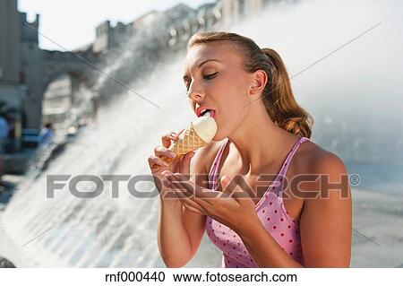 ドイツ ミュンヘン Karlsplatz 若い女性 舐めること アイスクリーム ストックイメージ Rnf Fotosearch