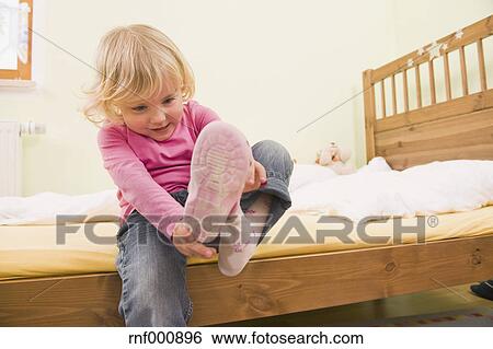 女の子 ベッドの上に座る そして パッティング 靴 画像コレクション Rnf0006 Fotosearch