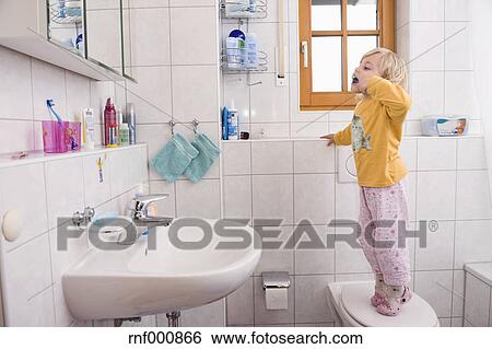 Mädchen, stehen, auf, toilette, zähneputzen, in, badezimmer Stock Fotograf Mädchen, stehen, auf, toilette, zähneputzen, in, badezimmer Stock Fotograf
