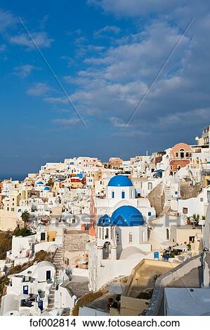 ヨーロッパ ギリシャ エーゲ海 Cyclades Thira Santorini Oia 光景 の 青いドーム そして 鐘楼 の A 教会 ピクチャー Fof Fotosearch