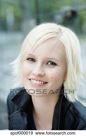 ドイツ Bavaria ミュンヘン 若い女性 微笑 肖像画 写真館 イメージ館 Spof Fotosearch