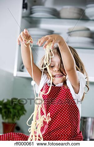 ドイツ 女の子 遊び で スパゲッティ ストックイメージ Rff000061 Fotosearch
