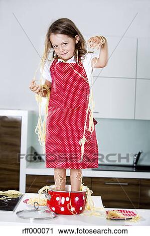 ドイツ 女の子 遊び で スパゲッティ 上に 台所 Worktop ストックイメージ Rff Fotosearch