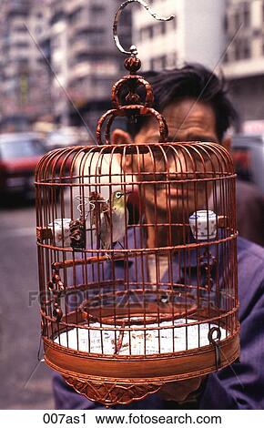 Homme Tenue A Mis Cage Oiseau Chanteur Hong Kong Banque Dimage