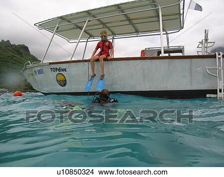 Picture - People scuba diving from a boat, Moorea, Tahiti, French Polynesia, South Pacific. Fotosearch